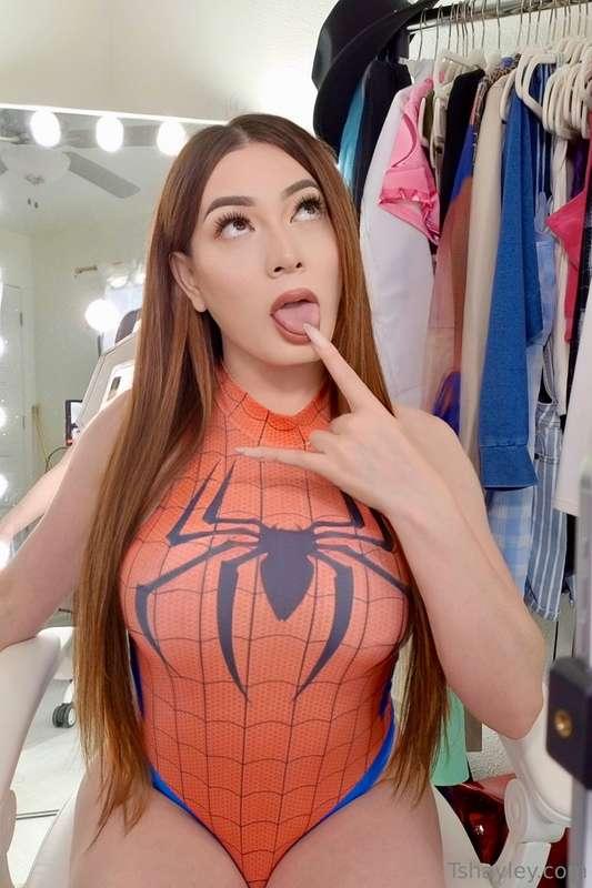 Who wants to get caught in my web tonight? Slide in my DMs 💞