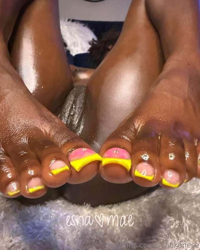 yellow frenchies ⭐️🌻💛🐝 #tastytoes