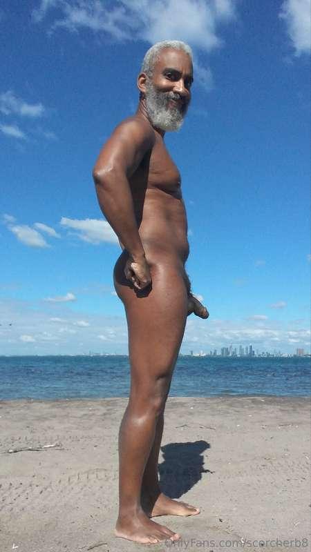 Teaser Thursday!  #beard #musculardaddy #gay #feet #gaycruis..
