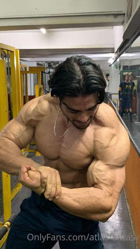 My favorite shoot took it today after hard shoulders workout..