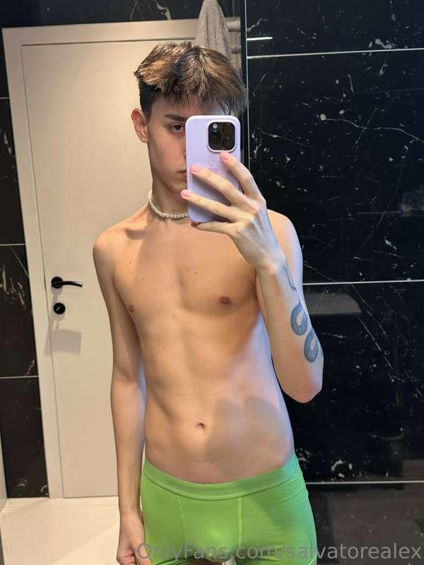 Do you think green suits me? 🙈🔞