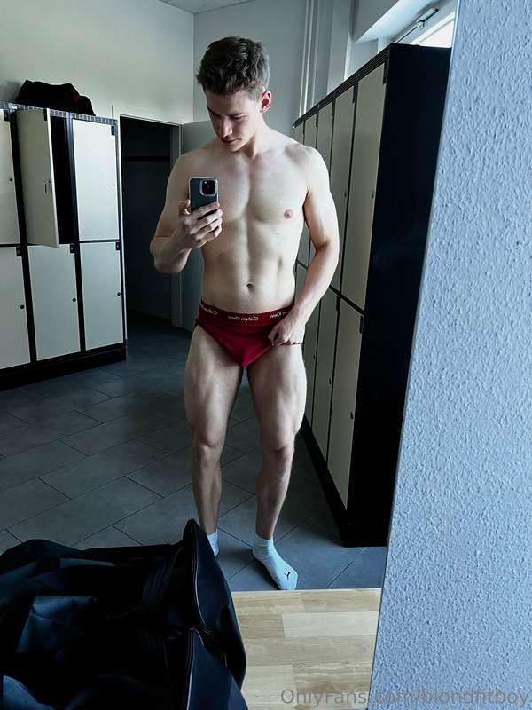 Come join me in the locker room 🍆