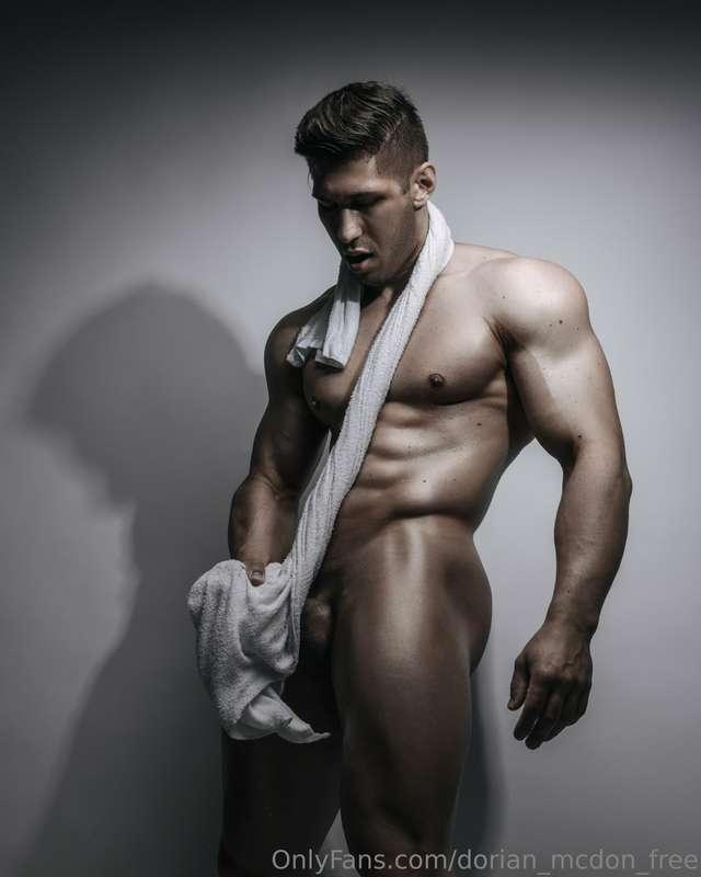 Who wanna be wrapped around my cock instead of that towel? 😏