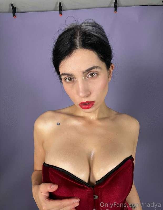 maybe i can give you a kiss with my red lips👄