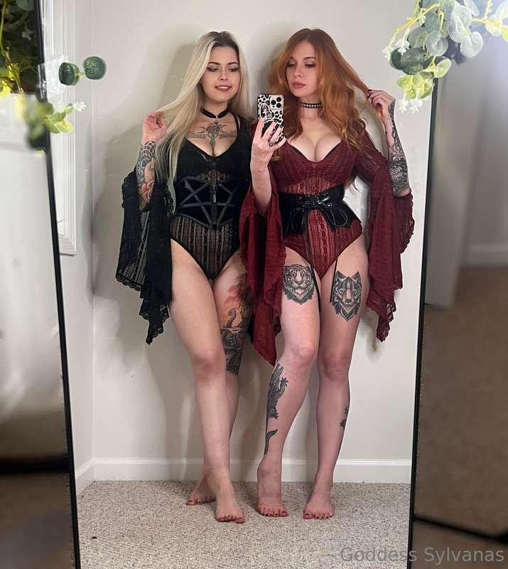 Just a couple of goddesses 🖤 @mistressmercyxox 