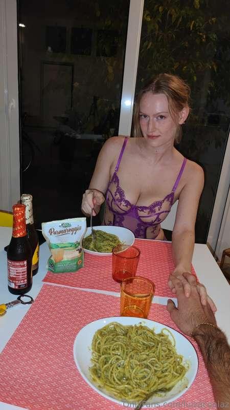 Doveva essere una cena tranquilla da un amico... indovina co..