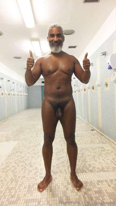 Thumbs-Up Tuesday!  #beard #musculardaddy #gay #feet #gaycru..