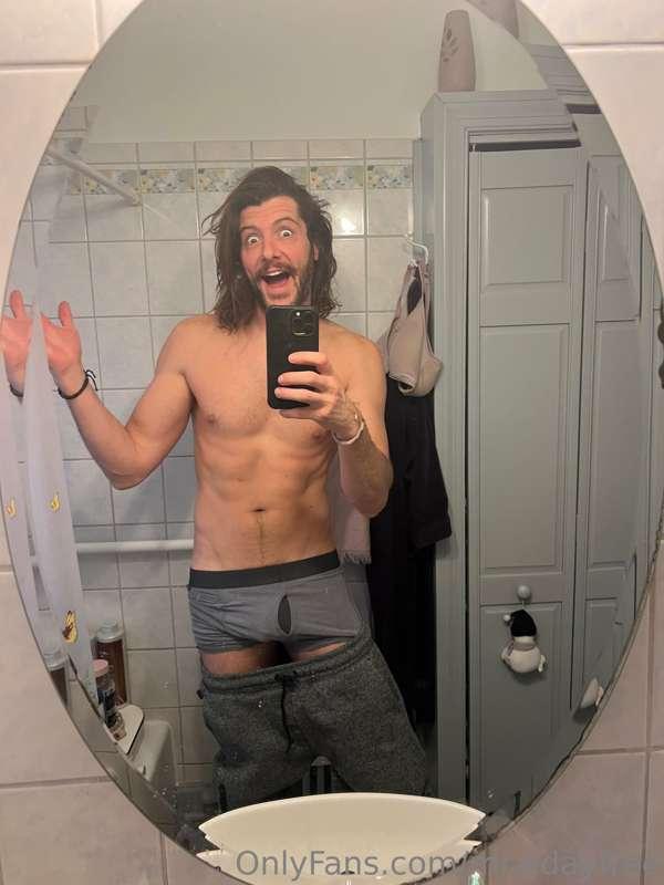 When you’re in a old bathroom, flash your wiener!!😁
