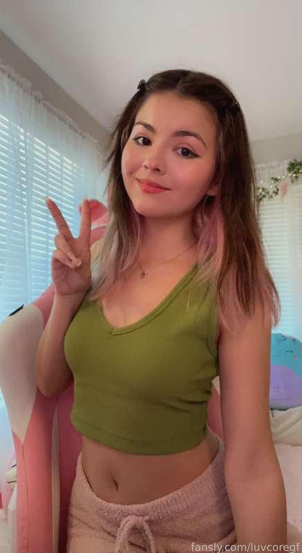 live on twitch! just chillin today! come chat with me 🥰

twitch.tv/luvcoregf_ 