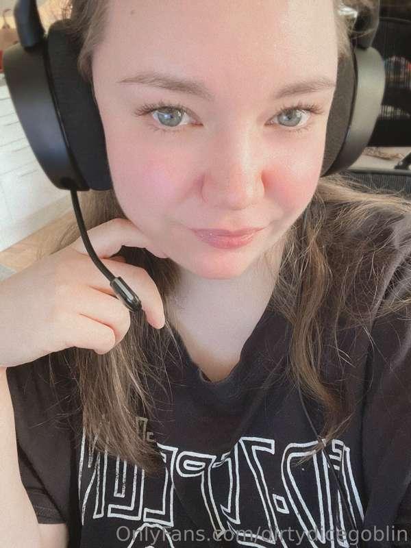 Writing smut while working, feeling pretty naughty as I have..