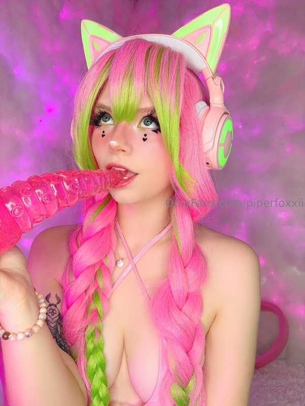Hmm what will I do with this tentacle…? 🌸🩷