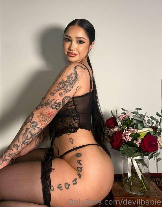 your virtual gf 🖤