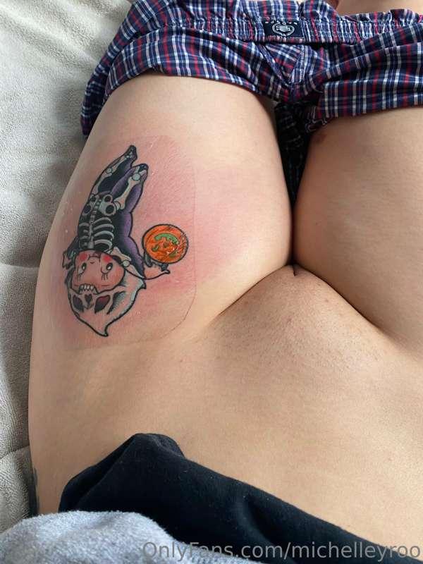 sorry guys i’m obsessing over my tat. enjoy my wet pussy too