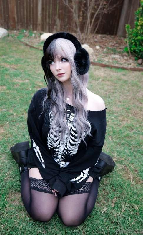 Fuck right here, right now even though it’s cold? 🖤❄️