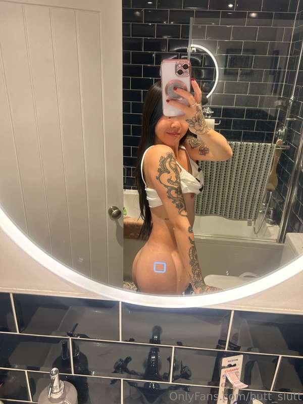 Little booty bathroom selfie 🍑