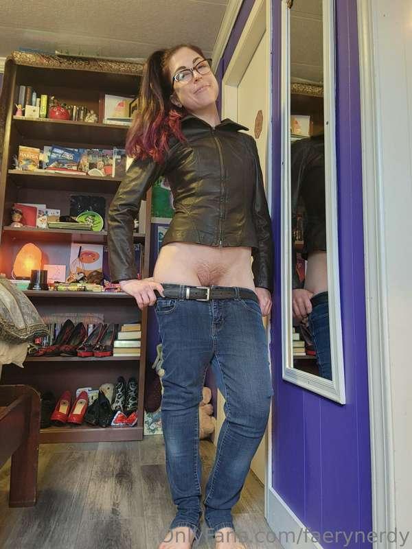 Naughty Girl won't pull up her pants! 🍑