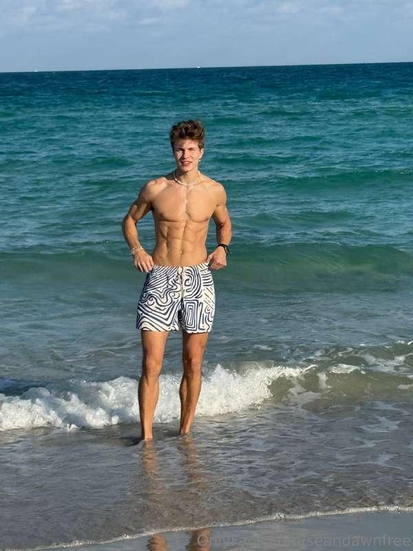 Beautiful day at the beach😎
