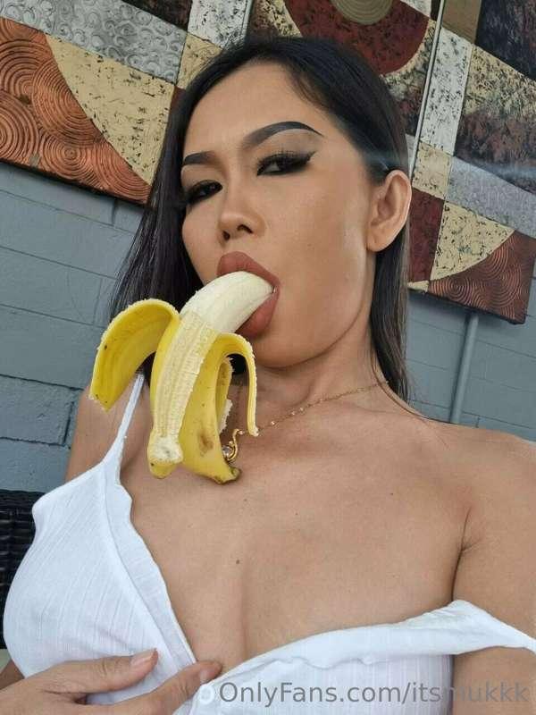🎬🍓🍌 If you're a fan of talented actresses and delicious frui..