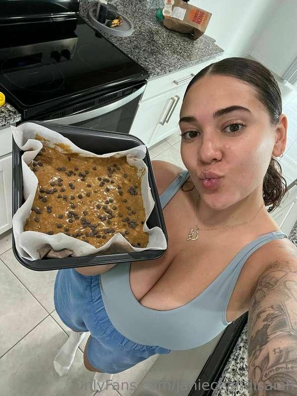 bomb in bed and in the kitchen 😚 i'm the whole package 💓