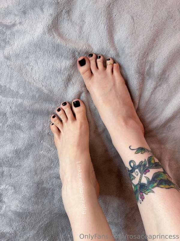 Toes and twat 😜