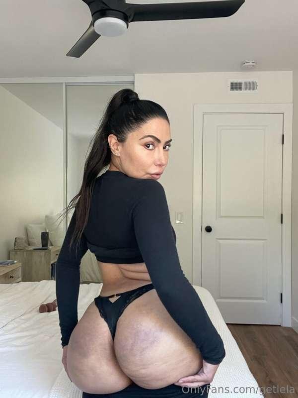 This thick booty is getting wet 🍑💦