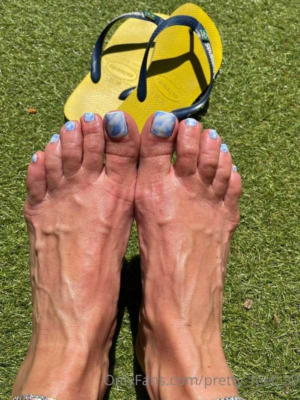 Veiny feet lovers something for you…