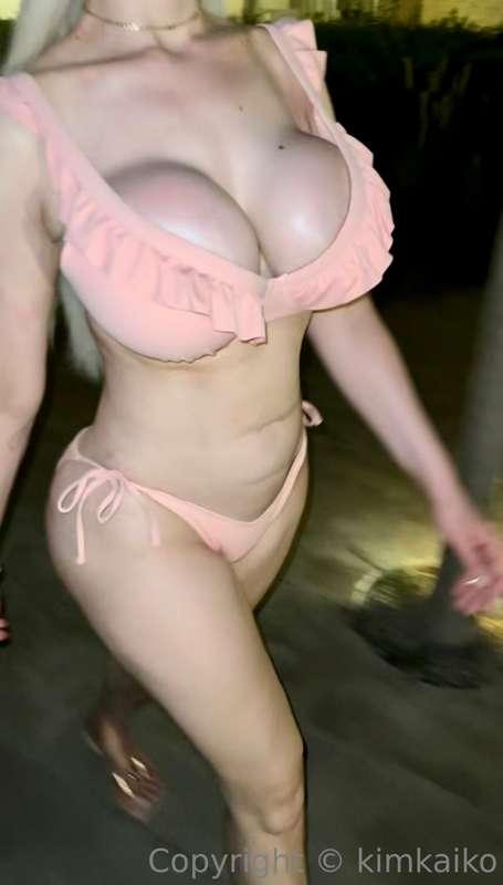 Bikini strut 👙