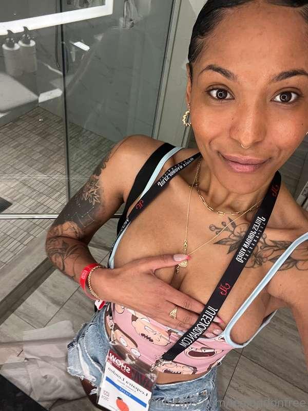 Let's fuck all over my hotel room! 😏👅