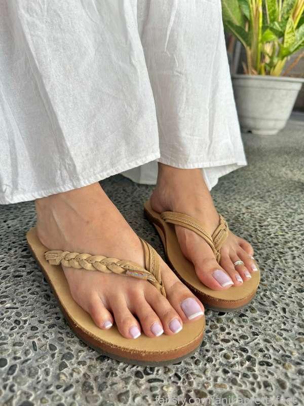 rainbow sandals set 🌈


#foryoupage #fyp #soles #footfetish #pedicures #pedi #legs #butt #closeup #newpost #barefoot #soles #toes 
#prettylegs #sandals


