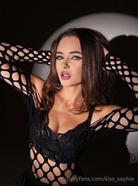 😈She @Hotlizahot is free today for you😈*FREE* 
Busty hottie ..