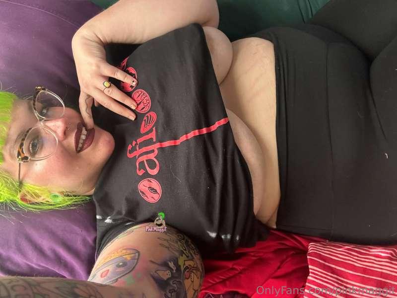 Band t-shirts and yoga pants are so underrated.