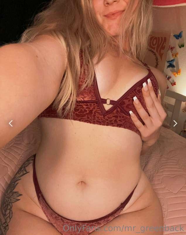 🥵@snowbaby555 is NEW to OF!👅 This curvy blonde SLUT loves to..