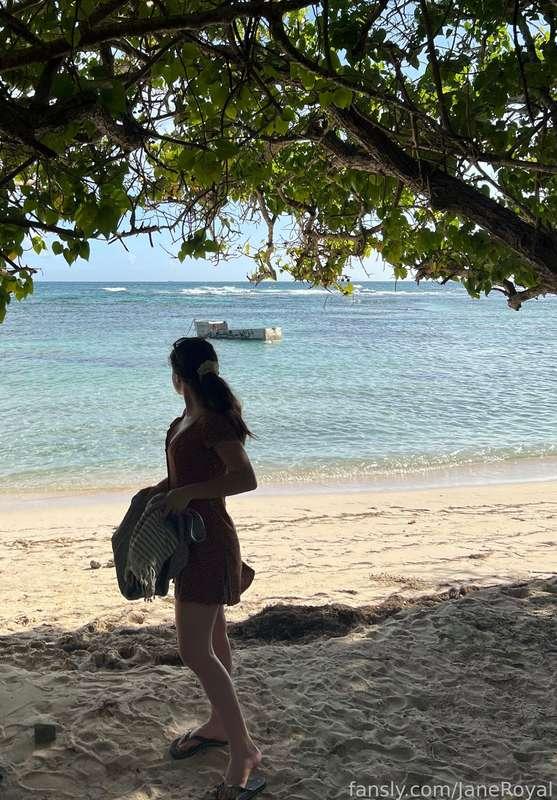 Booty on the beach ! 🍑