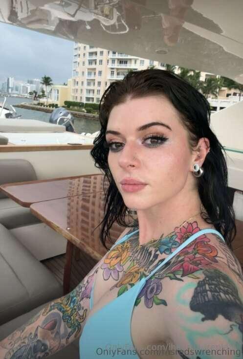 @msredswrenching is here to show you that girls like to get ..