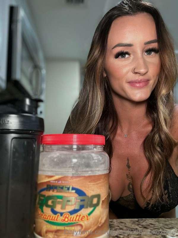 a little late afternoon pick me up 🤤my favorite protein shak..