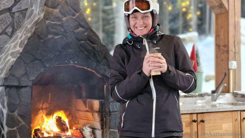 After all day skiing...well deserved HOT RED WINE 🤩 at the f..