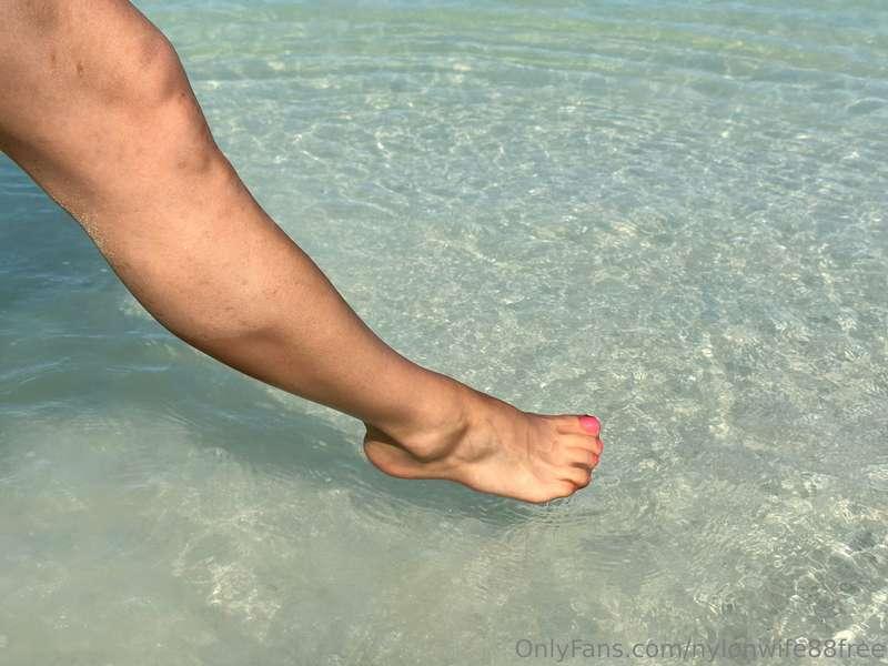 nylonsandfeet image #0
