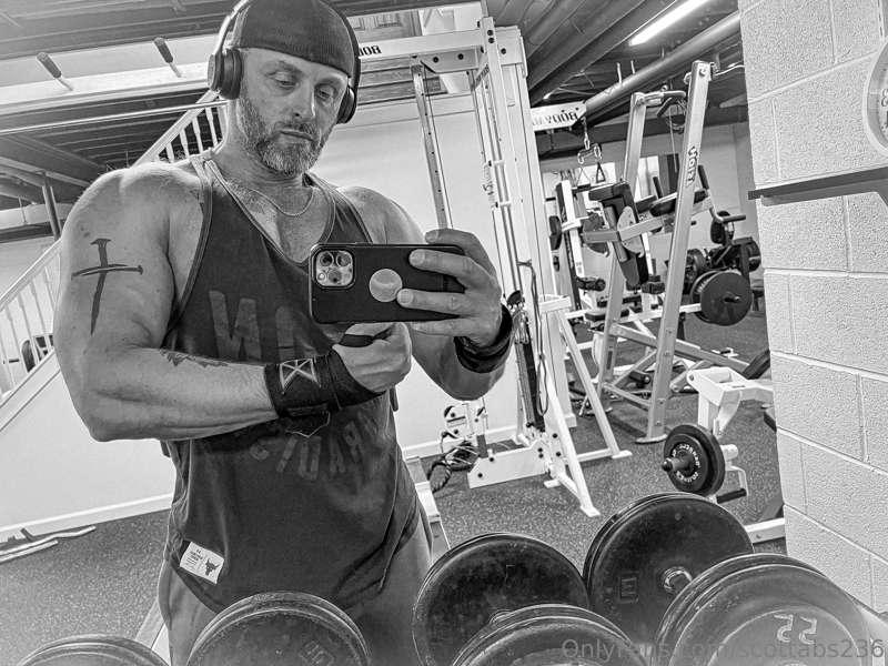 Gym Therapy 😈💪🏻 #fitdad #gymrat