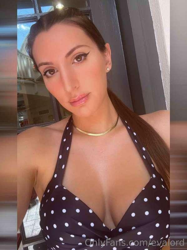 Like this if you're a boob guy, comment if you're an ass guy..