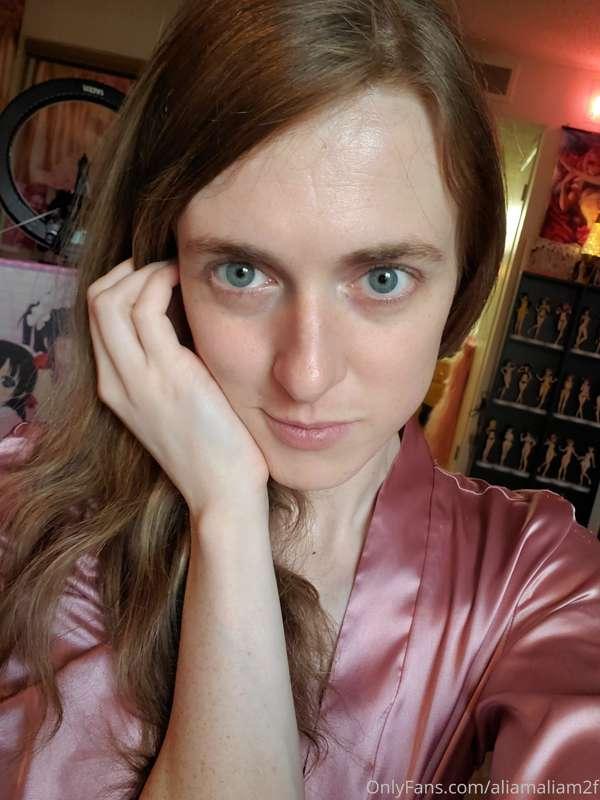 Hiii! It's Alia Malia and welcome to my OnlyFans! I am makin..