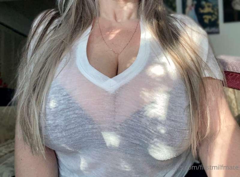 Do you like long hair and big tits? ;)
Happy Friyay xoxo🤍🤍