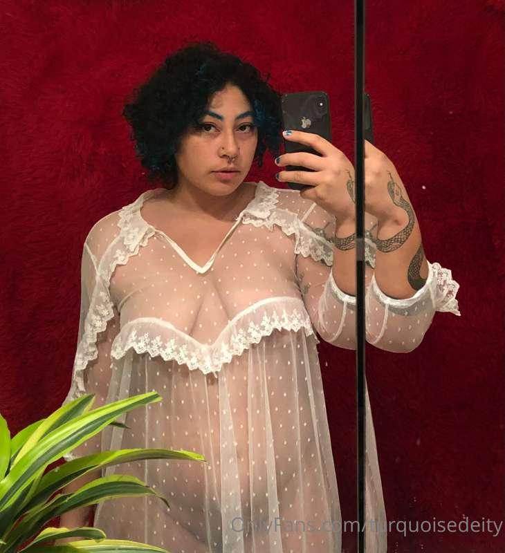 Here’s some cute pics from a BTS shoot I did in this fit tha..