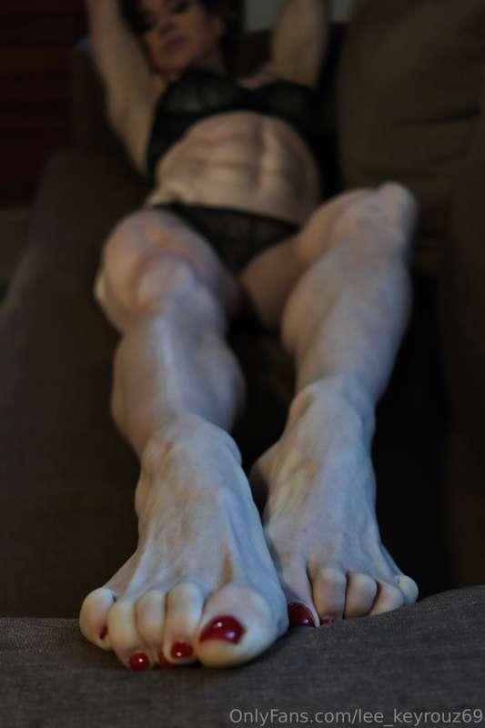 Run your tongue between my toes 💋