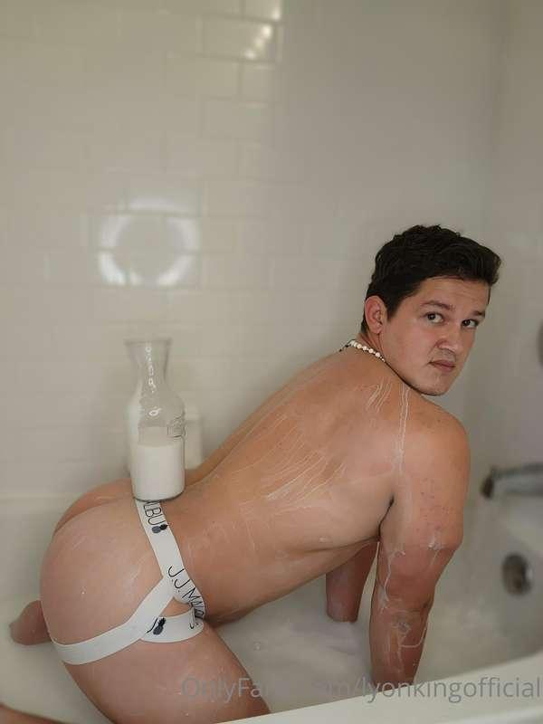 Serving tres leches cake boy 🍰🥛 Would you take a bite? 😏