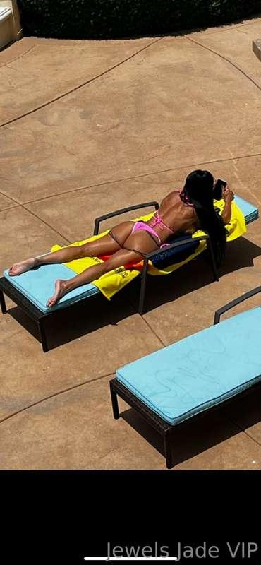👙 Um….? Laying out at a local resort 🎥 today and I get this ..