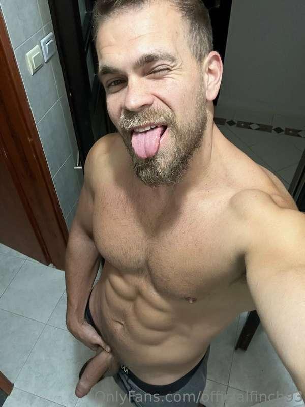 Get on yo knees and enjoy your Saturday 😜😈