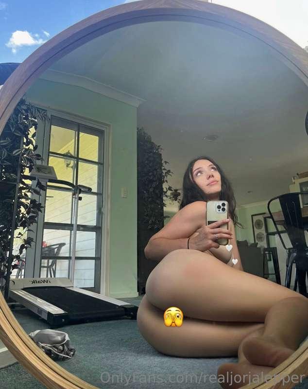 mirror mirror on the wall.. who’s the baddest of them all? 😈