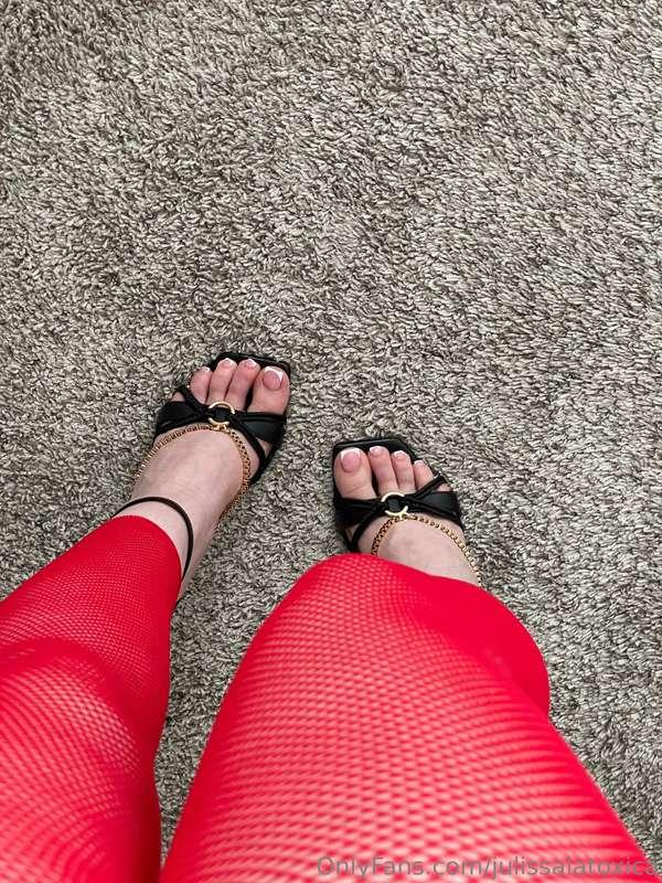 Pretty feet 🤤