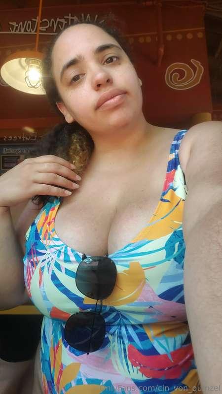 Today's was one piece day!  Swimsuits that is 😋 💙   Even wit..