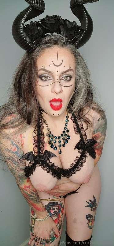 Happy Halloweenie 🎃 can you see the bats on my lingerie 🦇 en..